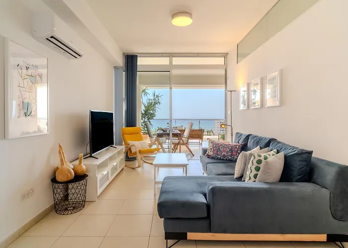 アパート Amazing Sea And Marina View Center 2bdr Flat ラルナカ