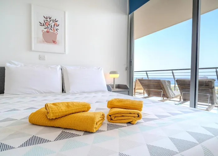 アパート Amazing Sea And Marina View Center 2bdr Flat ラルナカ